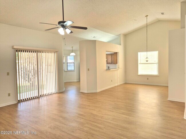 Foto del edificio - 8229 Hamden Cir W