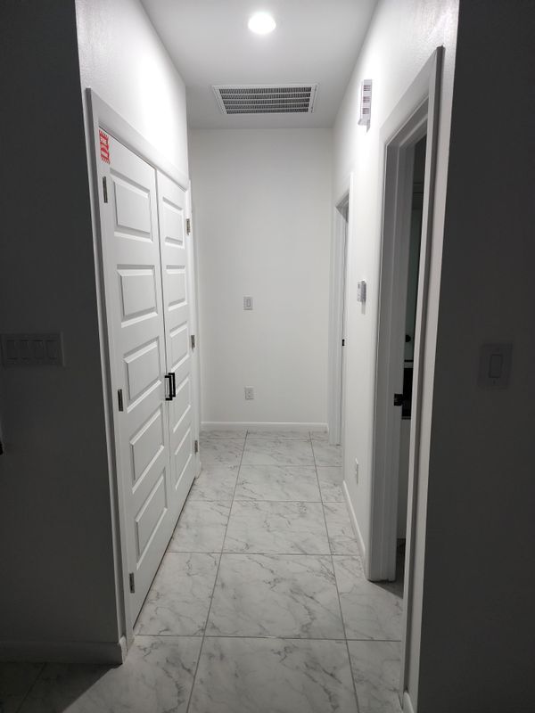 Building Photo - 1006 N Woodson Ave
