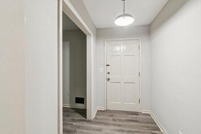 Building Photo - 2600 Lantern Ln