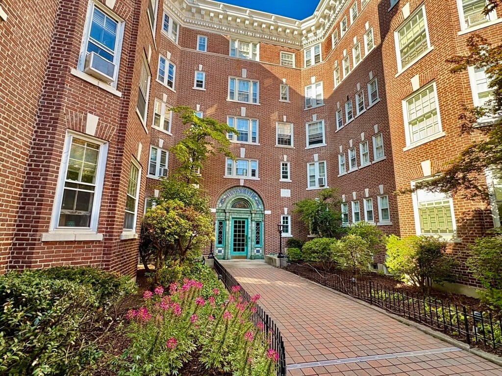 Foto principal - 1572 Massachusetts Ave