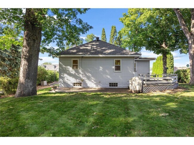 Building Photo - 40 Lakeview Ave