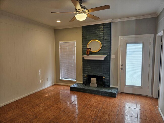 Foto del edificio - 7700 Creekbend Dr