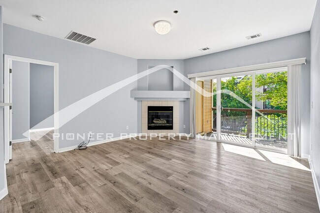 Building Photo - Spacious Condo with Central AC and Washer/Dryer