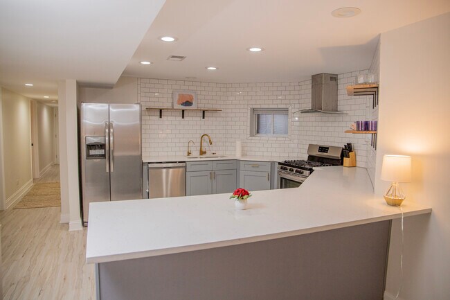 Foto del edificio - 5917 N Winthrop Ave