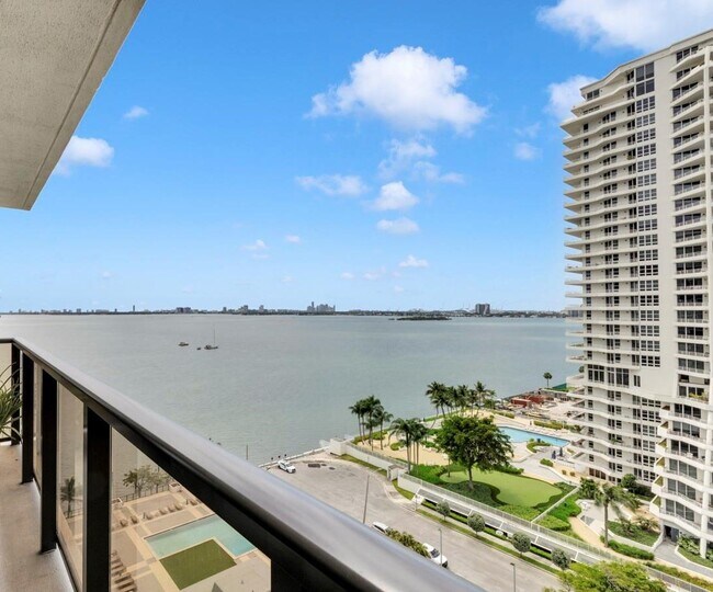 Foto del edificio - 600 NE 36th St