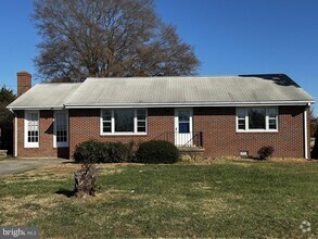 Building Photo - 1900 Briscoe Ln