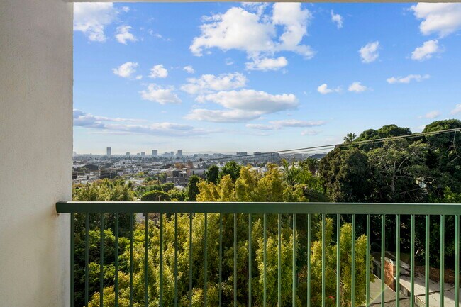 Foto del edificio - 8550 Holloway Dr