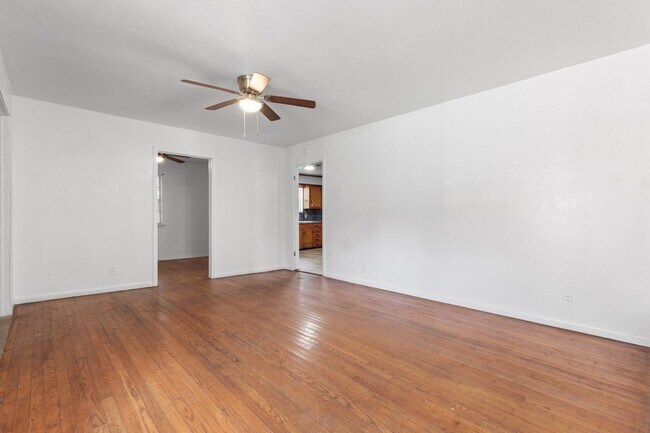 Foto del edificio - 8923 Jennie Lee Ln