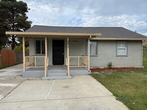 Building Photo - 2411 Acacia St