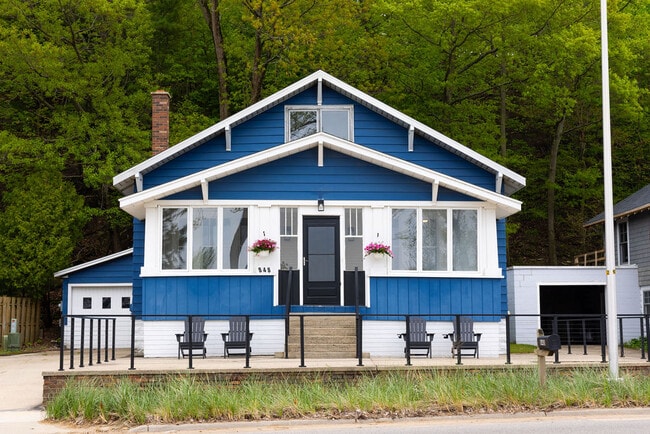 Building Photo - 848 S Harbor Dr