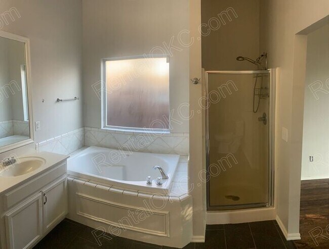 Foto del edificio - 4 Bed 2 Bath near Buck Thomas Park.