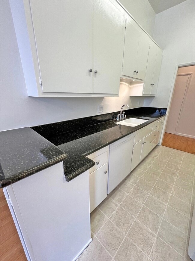 Building Photo - 11936 Darlington Ave