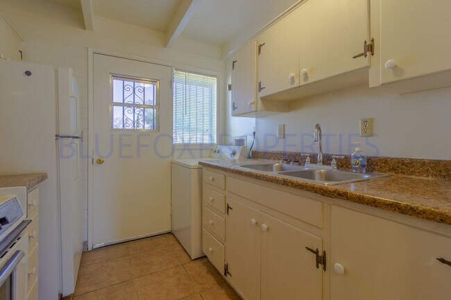Building Photo - 2 Bedroom Townhome with Gated Yard