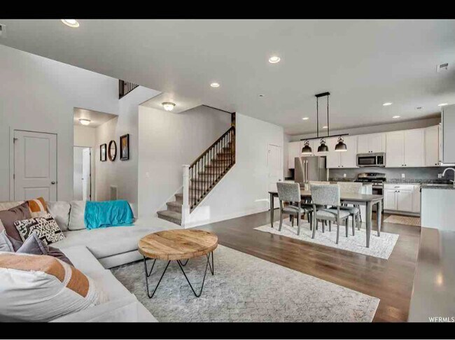 Building Photo - 1812 W Parkview Dr