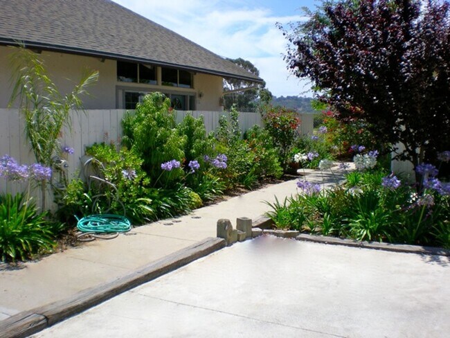 Building Photo - End Unit 2 bedroom, 2 bath Townhouse