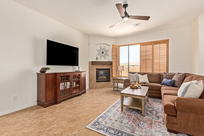 Living - 16600 N Thompson Peak Pky