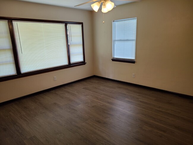 Foto del edificio - 309 Woodview Ave