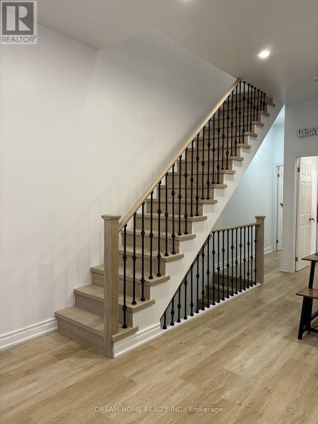 Building Photo - 337 Mutual St