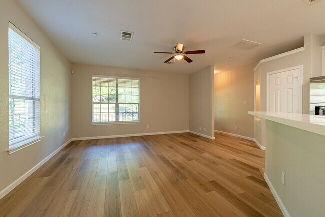 Building Photo - Bright & Modern 2 Bed, 2.5 Bath Condo in C...