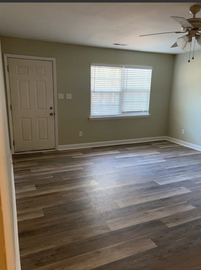 Foto del edificio - Cozy 3BR SFR • Full Kitchen Set • Patio in Durham