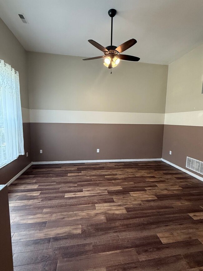 Foto del edificio - Charming 4-Bed, 2.5-Bath Home with Stylish...