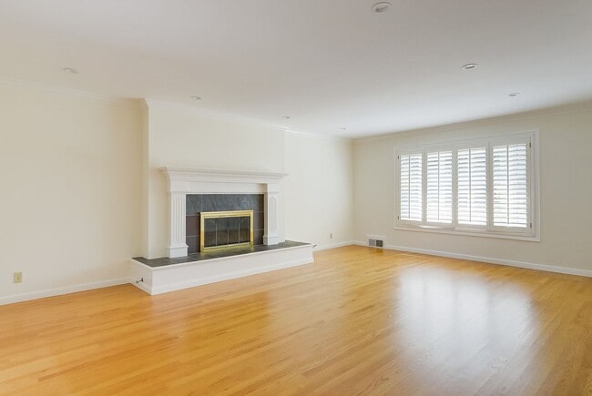 Building Photo - Lovely home near the Willows