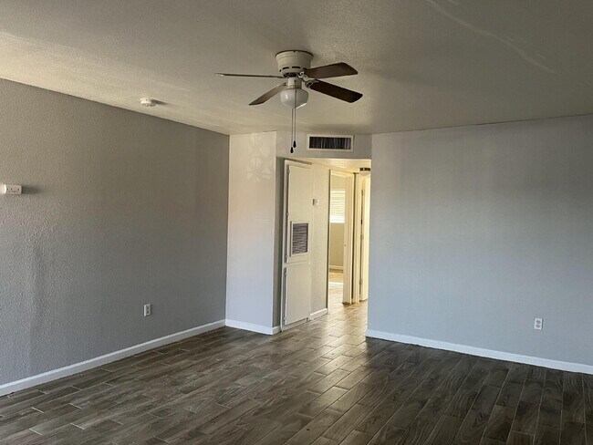 Building Photo - Updated 2BR/1BA | Private Patio | Great Lo...