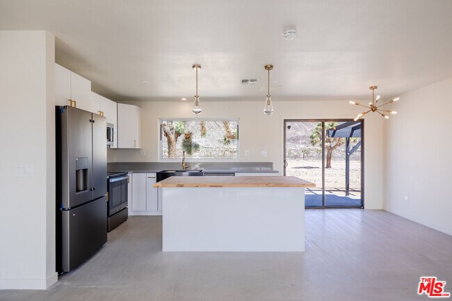 Building Photo - 59276 Applegate Way