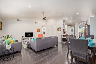 Building Photo - 1318 E Almeria Rd