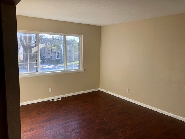 Building Photo - 3 bedroom 1.5 bathroom home Available Now