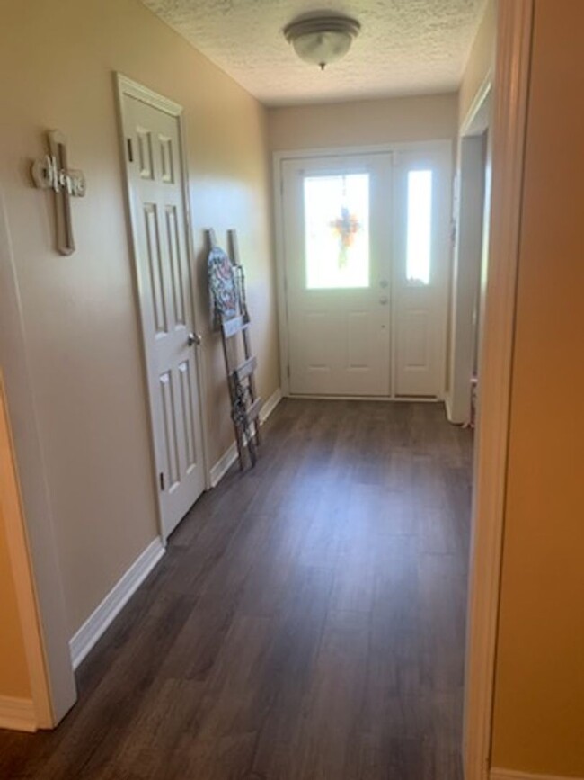 Building Photo - Large 4 bedroom, 2 bath home located in a ...