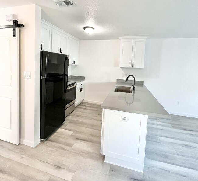 Building Photo - 435 Golf Cir W