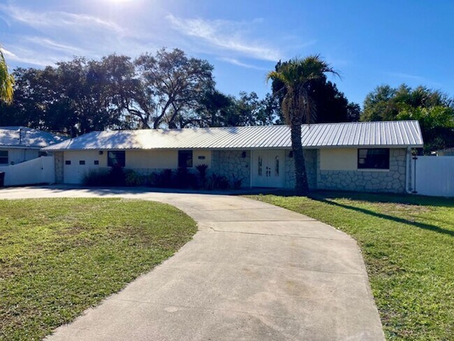 Building Photo - Newly remodeled waterfront home!