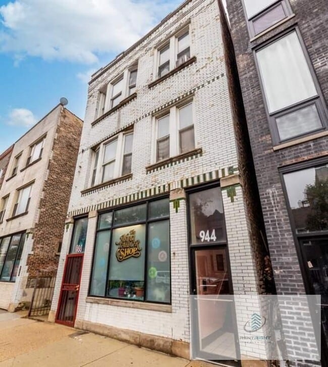 Building Photo - 944 N Damen Ave