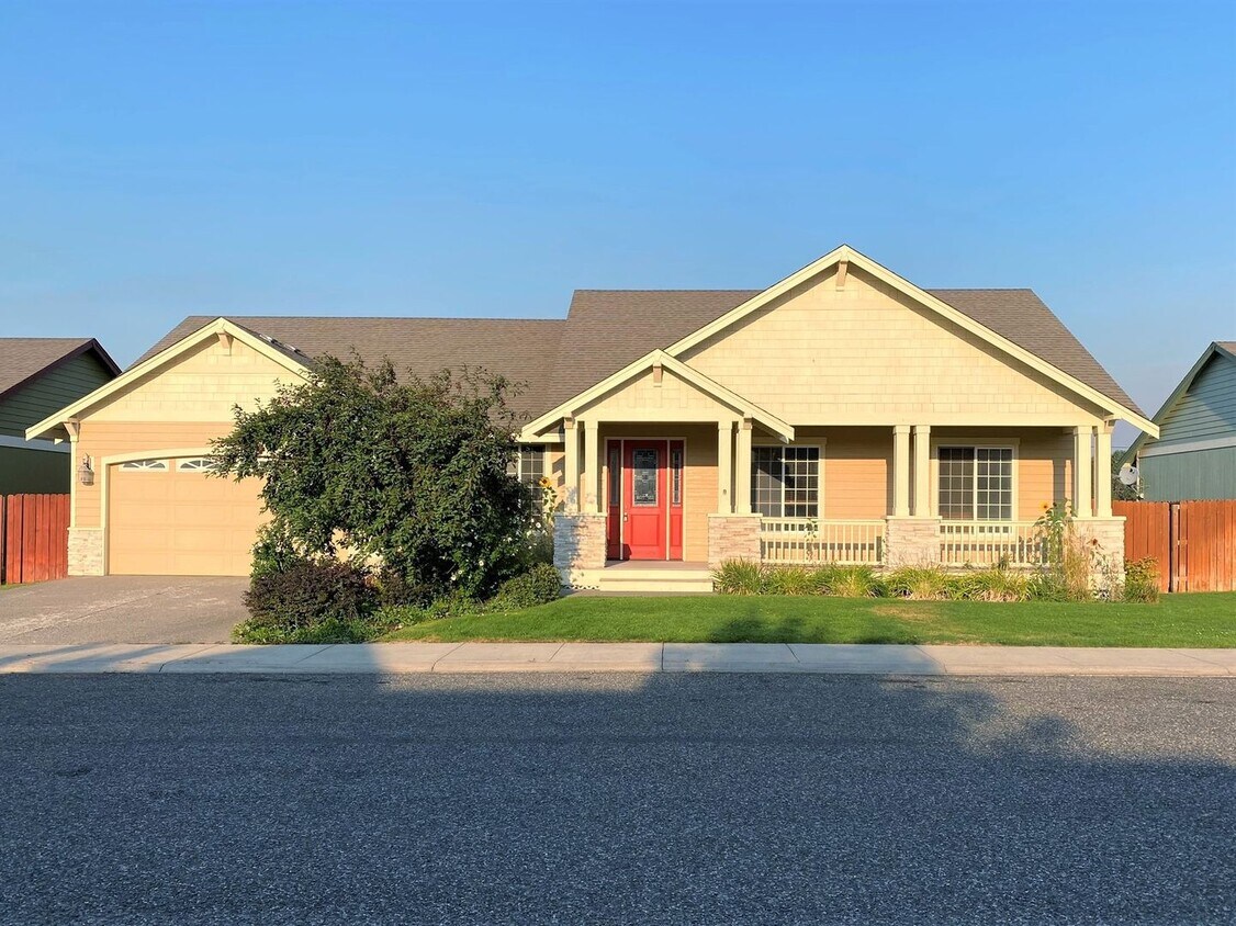 Primary Photo - Large 3 Bed Home with Office, Fenced Yard,...