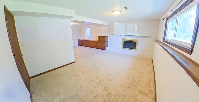 Foto del edificio - Double Patios + HUGE Fenced-In-Yard + Two-...