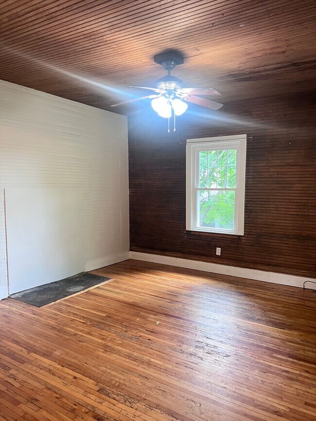 Foto del edificio - Unique 3 bedroom, 2 bathroom home for rent...