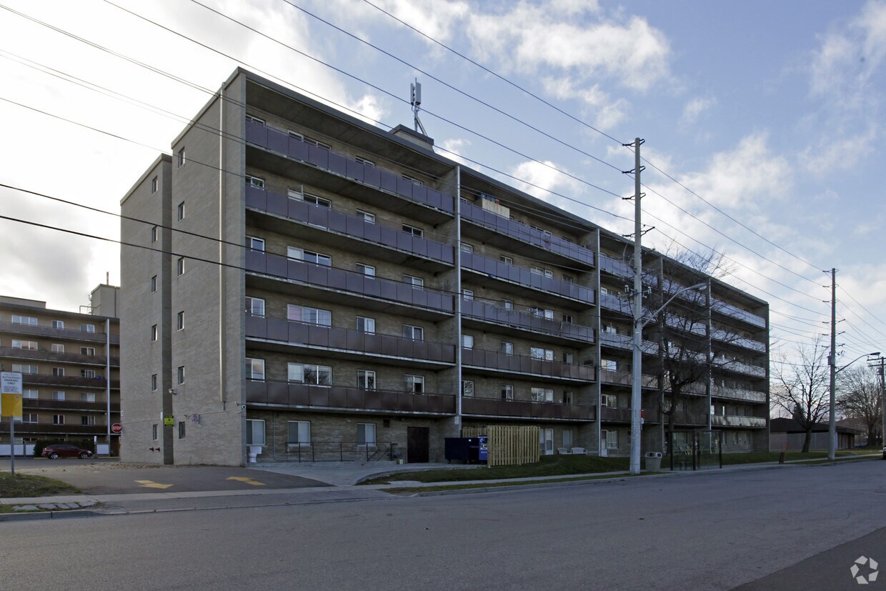 Foto principal - 549-573 N Service Rd