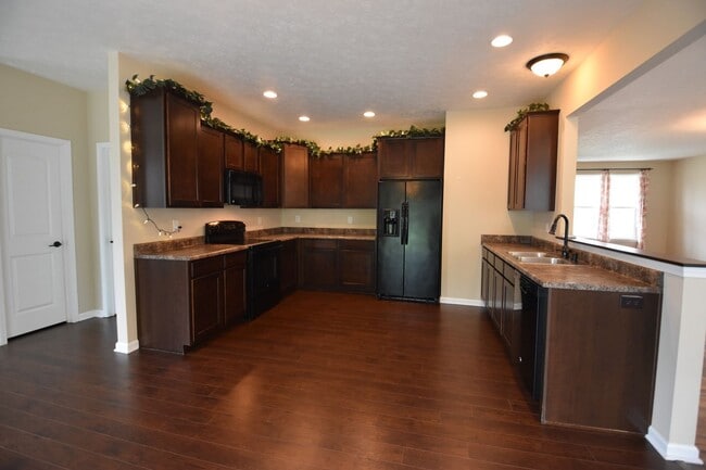 Building Photo - New Palestine 4 Bedroom Home