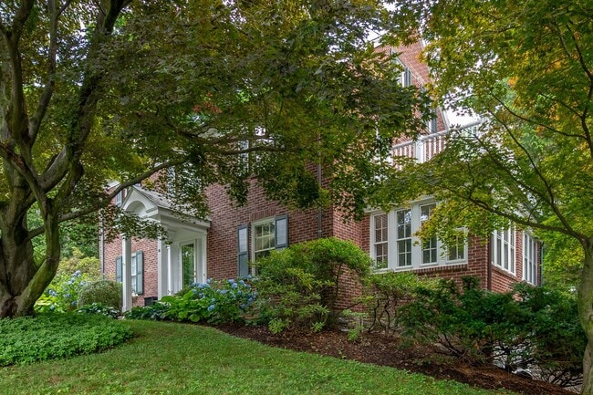 Building Photo - Manor Woods 5 Bedroom 2.5 Bathroom Colonial Home