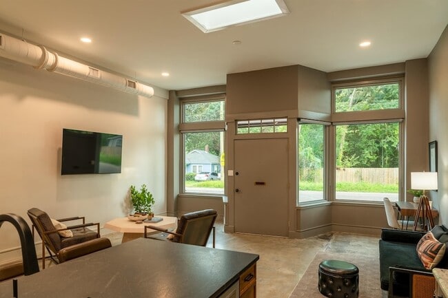 Foto del edificio - 612 W 8th Ave