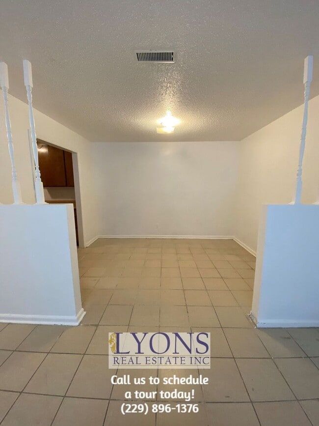 Building Photo - 2 Bed | 1 Bath Apartment – One-Level Living!
