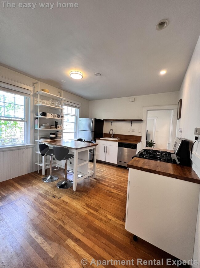 Building Photo - 3bed/1bath | Mins to Harvard, MIT, Tufts, ...