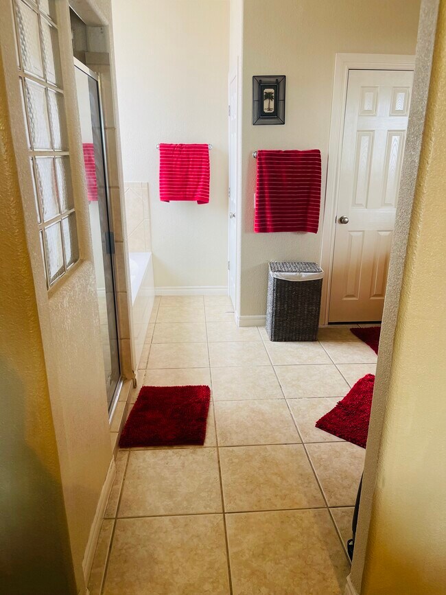 Foto del edificio - 425 Emerald Shore Ln