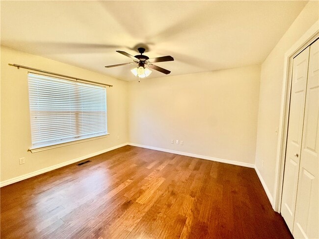 Building Photo - 305 Meadows Ct