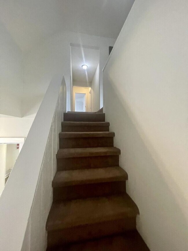 Foto del edificio - 211 E 2nd St