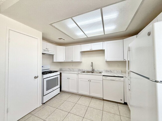 Foto del edificio - AVAILABLE NOW!! 3 Bedroom 2 Bathroom Upper Level Unit in Cathedral City!
