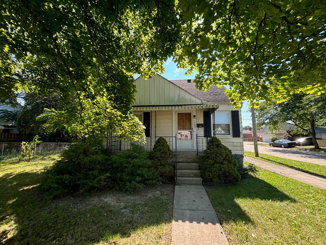 Primary Photo - 1089 Cleveland Ave