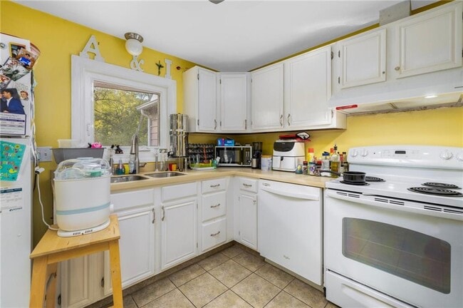 Building Photo - 61 School St