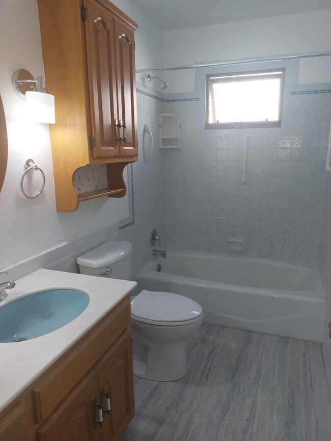 Building Photo - 3 bedroom - pets welcome!